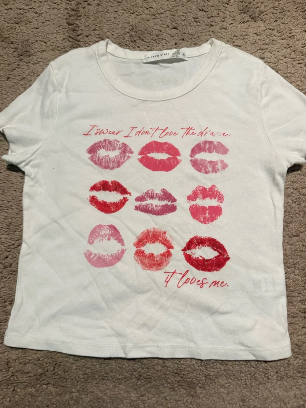white lipstick kiss graphic baby tee size M